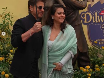 Potret Pasangan Ikonik Shah Rukh Khan & Kajol Resmikan Patung DLJJ di London