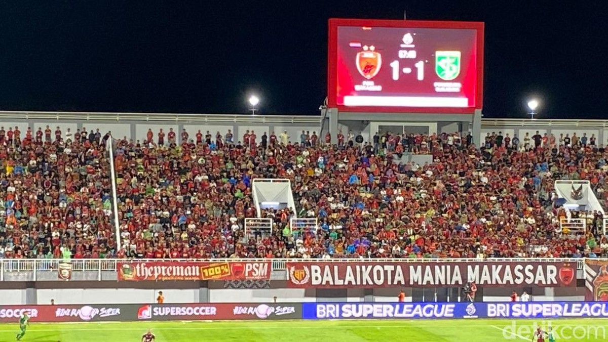 Suporter PSM memadati tribun penonton saat laga melawan Persebaya di Stadion Gelora BJ Habibie, Parepare. (Foto: Ardiansyah/detikSulsel)