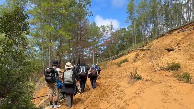 Wahyu Majiah (27) seorang warga Banda Aceh terpaksa berjalan kaki selama 3 hari untuk bisa keluar dari daerah terisolir di Kecamatan Linge, Kabupaten Aceh Tengah yang porak-poranda diterjang banjir dan longsor.