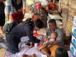 Dokkes Polda Riau Periksa Kesehatan Bayi Fathan Usai Terseret Galodo