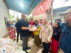 Mendarat di Padang, Andre Rosiade Bagikan Ratusan Sembako di Koto Tangah