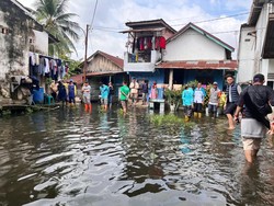 Hujan Picu Banjir di Palembang, Akses Lalu Lintas Warga Terganggu