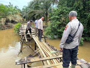 3 Hari Polisi dan Warga Benahi Jembatan Putus di Mempawah dengan Mandiri