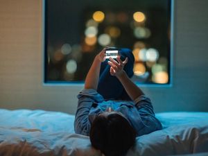 Bukan Blue Light, Ini yang Sebenarnya Bikin Susah Tidur kalau Pegang Ponsel