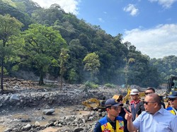 Andre Rosiade: Jalan Lembah Anai Ditargetkan Bisa Dilalui Motor Sore Ini