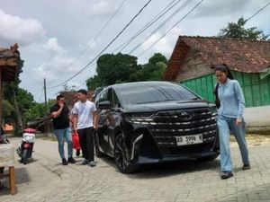 Azizah Salsha Takziah ke Rumah Duka Ayah Pratama Arhan di Blora