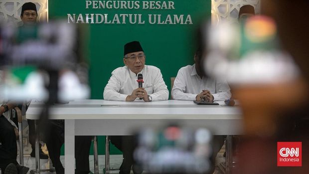 Ketua umum Pengurus Besar Nahdatul Ulama (PBNU) Yahya Cholil Staquf memberikan keterangan pers terkait penolakan penonaktifan dirinya sebagai ketua umum di Jakarta, Rabu (3/12/2025). Yahya Cholil Staquf menolak pemberhentian dirinya sebagai Ketua Umum PBNU periode 2021-2026 hasil Muktamar ke-34  di Lampung kecuali melalui jalur muktamar biasa atau muktamar luar biasa. (CNN Indonesia/Adi Ibrahim)