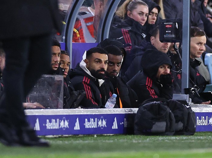 LEEDS, ENGLAND - DECEMBER 6:  Mohamed Salah and Alexander Isak of Liverpool on the bench during the Premier League match between Leeds United and Liverpool at Elland Road on December 6, 2025 in Leeds, England. (Photo by Robbie Jay Barratt - AMA/Getty Images)
