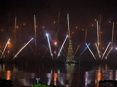 Cahaya Natal Rio Memukau, Pohon Raksasa Hiasi Pantai Botafogo