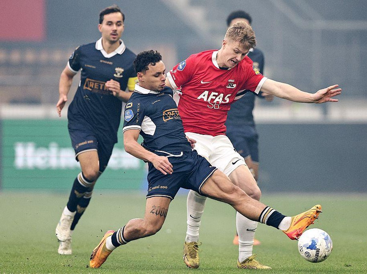 Dean James (depan) mengawal pemain AZ Alkmaar Isak Jensen. Foto: ANP via Getty Images/ANP