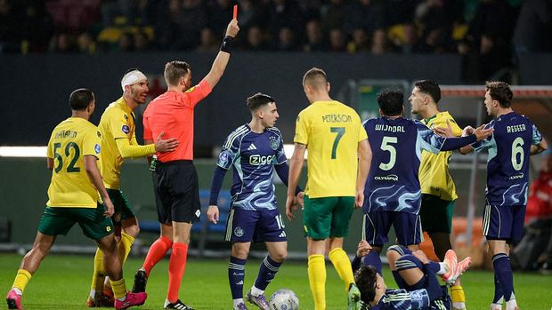 Justin Hubner SITTARD, NETHERLANDS - DECEMBER 6: Referee Sander van der Eijk shows a red card to Justin Hubner of Fortuna Sittard during the Dutch Eredivisie match between Fortuna Sittard and Ajax at Fortuna Sittard Stadion on December 6, 2025 in Sittard, Netherlands. (Photo by Joris Verwijst/BSR Agency/Getty Images)