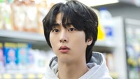 Aktor Dynamite Kiss Ini Viral Mirip Jin BTS, Gantengnya Bikin Salah Fokus!