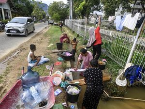 Krisis Air Pascalongsor, Warga Tapanuli Tengah Andalkan Parit untuk MCK