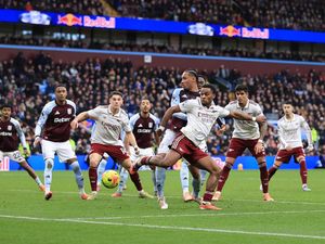 Bek Tengah Berguguran, Arsenal Tumbang