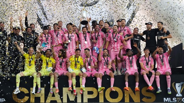 FORT LAUDERDALE, FLORIDA - DECEMBER 06: Lionel Messi #10 of Inter Miami CF lifts the Champion's trophy after winning the Audi 2025 MLS Cup Final match between Inter Miami CF and Vancouver Whitecaps FC at Chase Stadium on December 06, 2025 in Fort Lauderdale, Florida. (Photo by Elsa/Getty Images)