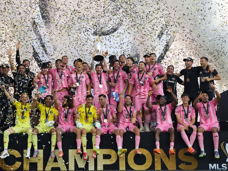 FORT LAUDERDALE, FLORIDA - DECEMBER 06: Lionel Messi #10 of Inter Miami CF lifts the Champion's trophy after winning the Audi 2025 MLS Cup Final match between Inter Miami CF and Vancouver Whitecaps FC at Chase Stadium on December 06, 2025 in Fort Lauderdale, Florida. (Photo by Elsa/Getty Images)