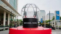 Michael Kors Bawa Liburan ala New York ke Jakarta dengan Bola Salju 6 Meter