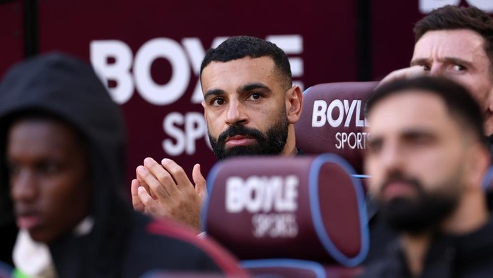 LONDON, ENGLAND - NOVEMBER 30: Mohamed Salah of Liverpool applauds from the bench during the Premier League match between West Ham United and Liverpool at London Stadium on November 30, 2025 in London, England. (Photo by Justin Setterfield/Getty Images)