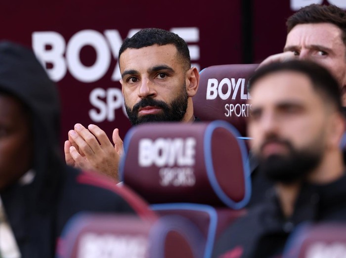 LONDON, ENGLAND - NOVEMBER 30: Mohamed Salah of Liverpool applauds from the bench during the Premier League match between West Ham United and Liverpool at London Stadium on November 30, 2025 in London, England. (Photo by Justin Setterfield/Getty Images)