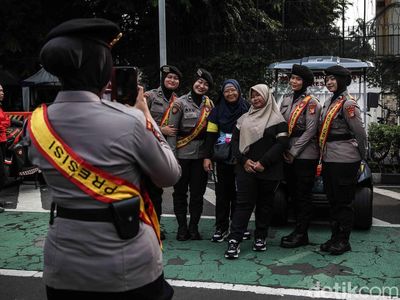 Momen Interaksi Polwan dan Warga Warnai CFD di Bundaran HI