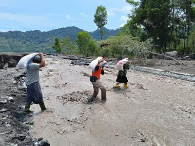 Potret Petugas Tembus Banjir Lahar Semeru Demi Salurkan Logistik