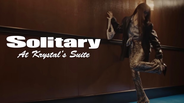 Potret Krystal Jung di video klip 'Solitary' Krystal Jung menunjukkan kesendiriannya di kediamanan mewah nan nyaman di video klip 'Solitary'. Hal tersebut dipertegas dengan keterangan tulisan 'Solitary at Krystal's Suite'.