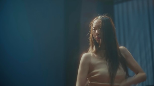 Potret Krystal Jung di video klip 'Solitary'/ Foto: youtube.com/banatv Debut solo Krystal Jung dengan album Solitary menandai kembalinya beraktivitas di industri musik. Memulai debut sebagai bintang idola, Krystal Jung turut menunjukkan kemampuan menari di video klip terbaru.