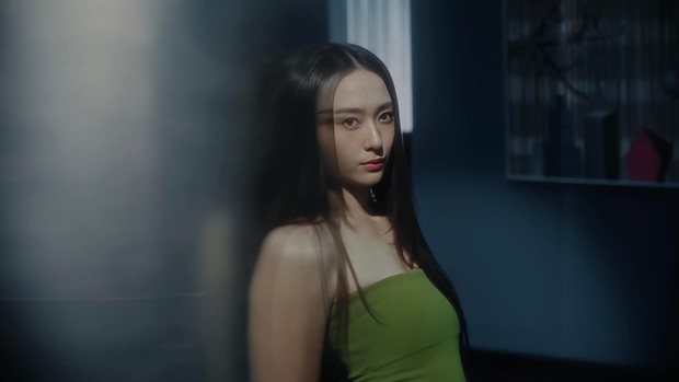 Potret Krystal Jung di video klip 'Solitary'/ Foto: youtube.com/banatv Visual Krystal Jung di video klip Solitory sukses menjadi perbincangan hangat publik. Kecantikan mahalnya secara konsisten memesona pandangan.