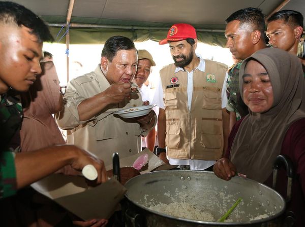 Potret Prabowo Tinjau Posko Pengungsian Bireuen dan Cicipi Masakan Dapur Umum