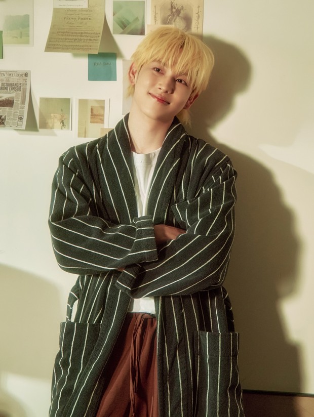 Potret Yim Si Wan dalam foto konsep album 'The Reason' Yim Si Wan mengajak penggemar mengikuti persiapannya dalam menyatakan cinta di video klip lagu 'The Reason'.