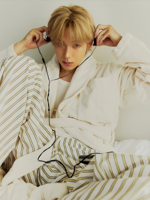 Potret Yim Si Wan dalam foto konsep album 'The Reason'/ Foto: instagram.com/smtown.smart Yim Si Wan memperkenalkan identitas musiknya secara perdana melalui perilisan mini album 'The Reason'. Tajuk utamanya memperdengarkan suara mendebarkan sang idol diiringi dengan melodi manis.