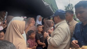 Tangis Korban Bencana Aceh ke Prabowo: Rumah Saya Diambil Sungai, Tak Ada Lagi
