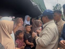Korban Bencana Aceh Nangis di Depan Prabowo: Rumah Saya Diambil Sungai Pak