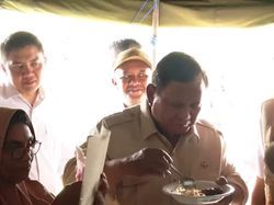 Kunjungi Pengungsi di Bireuen, Prabowo Rasakan Masakan di Dapur Umum