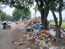 Sampah Menggunung di Pinggir Jalan Dekat Persimpangan Gerbang Tol Helvetia