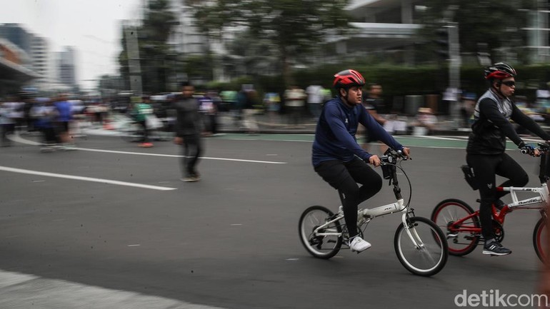 Warga tampak antusias olahraga di tengah jalur CFD Bundaran HI. Area yang bebas kendaraan memberikan ruang aman bagi warga dari berbagai usia.