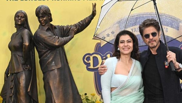 Shah Rukh Khan-Kajol Semringah Patung Raj dan Simran DDLJ Berdiri di London