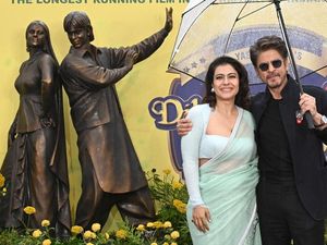 Shah Rukh Khan-Kajol Semringah Patung Raj dan Simran DDLJ Berdiri di London