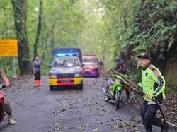 Jalur Pacet-Cangar Dibuka Meski Terbatas Pasca-longsor di Mojokerto