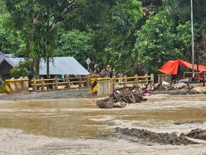 Sungai di Agam Sumbar Meluap Lagi, Gelondongan Kayu Nyangkut Jembatan