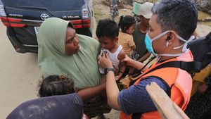 Tenaga Medis Layani Pengungsi Aceh yang Terdampak Penyakit Pascabencana