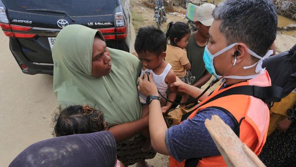 Tenaga Medis Layani Pengungsi Aceh yang Terdampak Penyakit Pascabencana