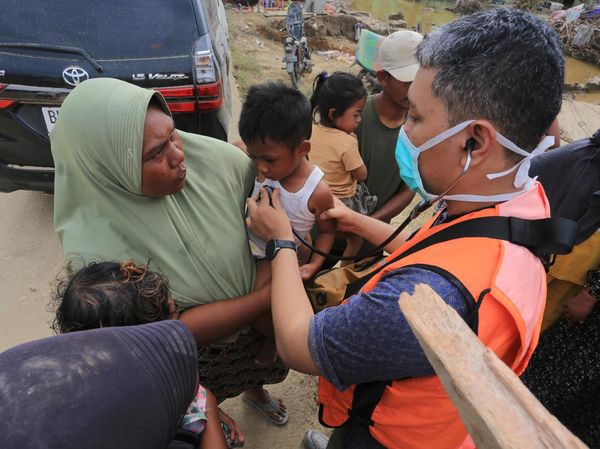 Tenaga Medis Layani Pengungsi Aceh yang Terdampak Penyakit Pascabencana