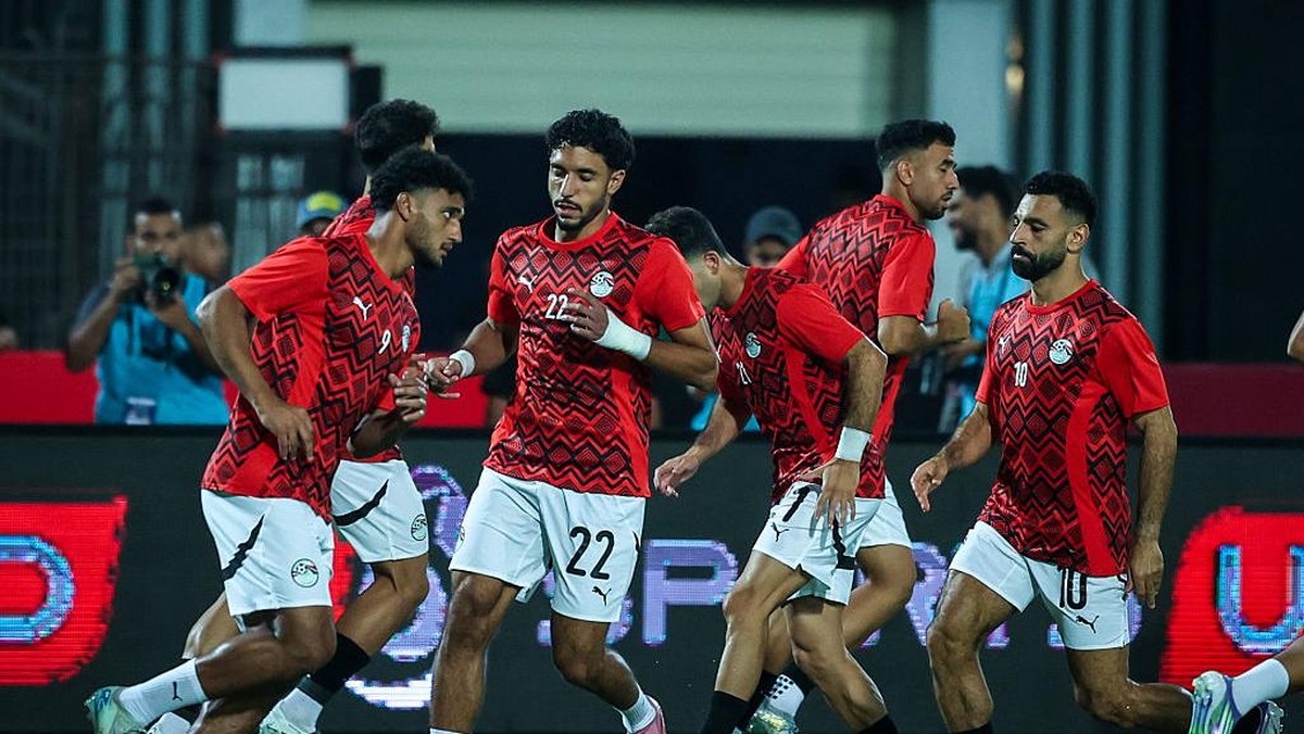 Para pemain Timnas Mesir ramai-ramai dukung Mohamed Salah. (NurPhoto via Getty Images/NurPhoto)