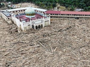 Tumpukan Kayu Pascabanjir Bandang Putus Akses Desa Tanjung Karang Aceh Tamiang