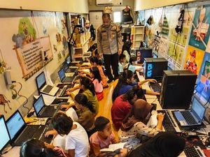 Aiptu Hadi Mister Polisi yang Bangun Ruang Belajar Komputer Gratis di Sibolga