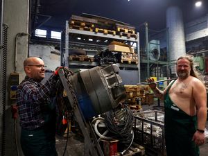 Aksi Amal Unik Pekerja Logam Budapest