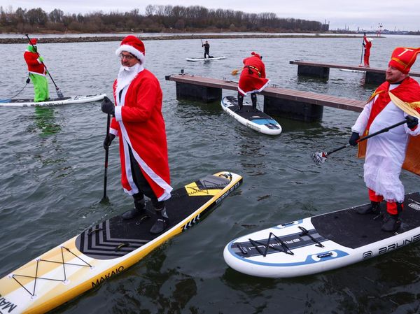 Aksi Seru Sinterklas Mendayung di Sungai Rhine sambut Musim Libur