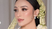 Cantiknya Amanda Zahra Jadi Pengantin Sunda, Flawless Dengan Riasan Soft Glam