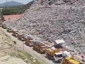 Sopir Truk Terpaksa Menginap Demi Buang Sampah di TPA Kebon Kongok